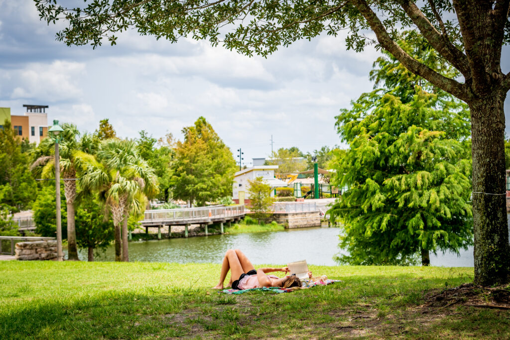 Reading in the shade at Oviedo on the Park